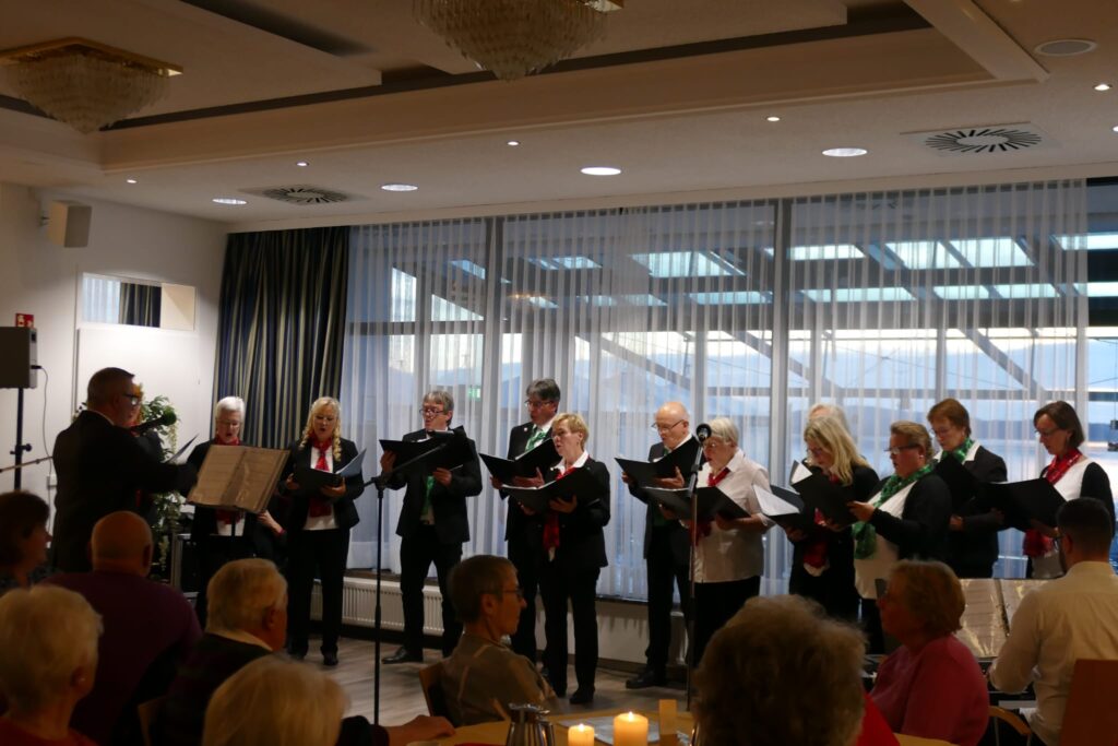 Chor singt Weihnachtslieder zur Seniorenweihnachtsfeier